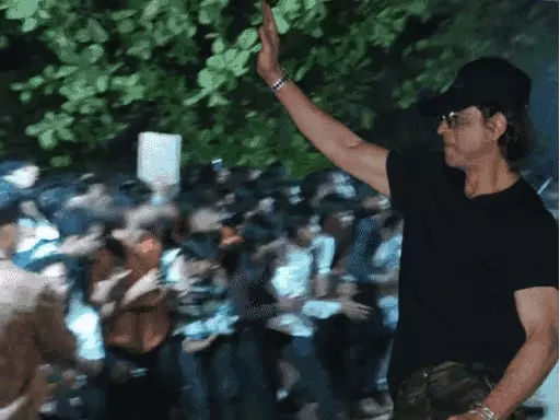 शाहरुख के बर्थडे में मन्नत के बाहर बेकाबू हुए फैंस,पुलिस ने चलाई लाठी, आतिशबाजी कर जगमगाया आसमान, शाहरुख ने कहा फैंस को शुक्रिया October 6, 2026