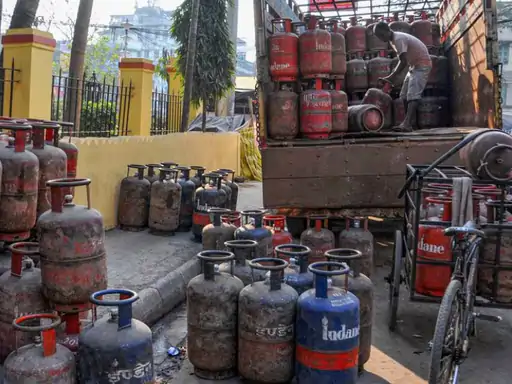 कॉमर्शियल गैस सिलेंडर 100 रुपए महंगा,दिल्ली में BS-4 डीजल बसों की एंट्री बंद, आज से 4 बड़े बदलाव.. October 6, 2026