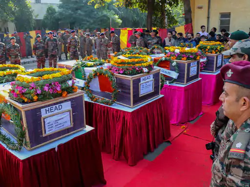 शहीद कैप्टन की मां मंत्री से बोलीं- प्रदर्शनी मत लगाओ,चेक देने पहुंचे थे, सचिन की शादी तय थी, माजिद के भाई भी शहीद हुए थे October 6, 2026
