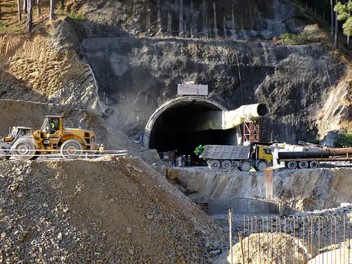 उत्तराखंड हादसा, रेस्क्यू के लिए अमेरिकी ड्रिल मशीन आई,हर घंटे 5 मीटर ड्रिल करती है; टनल में 70 फीट अंदर 102 घंटे से 40 मजदूर फंसे October 6, 2026