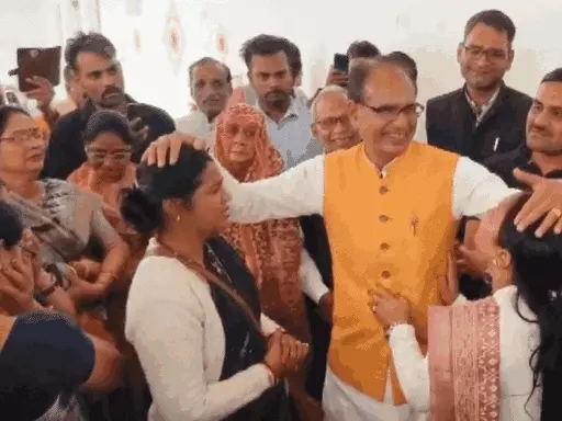 शिवराज से लिपटकर रोईं लाड़ली बहनें,शिवराज बोले- नए मुख्यमंत्री को बधाई, मैं सदैव सहयोग करता रहूंगा October 6, 2026