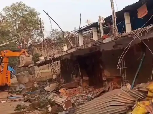 नर्मदापुरम में अफसरों पर हमला करने वालों के अवैध निर्माण पर चला बुलडोजर.. October 6, 2026