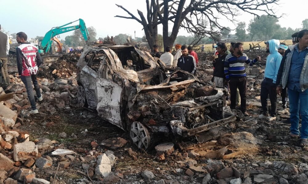 टूटी दीवारें, बिखरा सामान और क्षतिग्रस्त वाहन... खौफनाक हैं हरदा पटाखा फैक्ट्री ब्लास्ट के बाद की ये तस्वीरें October 7, 2026