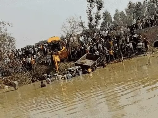 उत्तरप्रदेश के कासगंज में ट्रैक्टर-ट्रॉली तालाब में पलटी, 40 डूबे,अब तक 22 की मौत; माघी पूर्णिमा पर गंगा स्नान करने जा रहे थे.. October 7, 2026