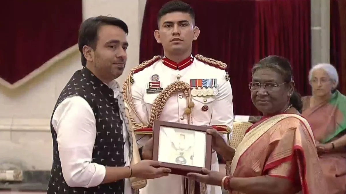 नरसिम्हा राव, चौधरी चरण सिंह के अलावा इन हस्तियों को मिला भारत रत्न सम्मान, राष्ट्रपति भवन में आयोजित हुआ कार्यक्रम.. 40 नरसिम्हा राव, चौधरी चरण सिंह के अलावा इन हस्तियों को मिला भारत रत्न सम्मान, राष्ट्रपति भवन में आयोजित हुआ कार्यक्रम.. October 28, 2026