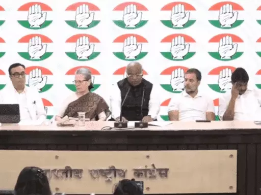 बैंक खाते फ्रीज करने के खिलाफ सुप्रीम कोर्ट पहुंची कांग्रेस,राहुल बोले- IT का एक्शन नियमों के खिलाफ, पर चुनाव आयोग और कोर्ट चुप रहे.. October 7, 2026