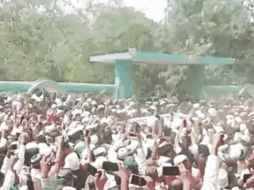 मुख्तार अंसारी दफन किया गया,बेटे उमर ने आखिरी बार उसकी मूछों पर ताव दिया, करीब 30 हजार की भीड़ मौजूद थी.. October 7, 2026