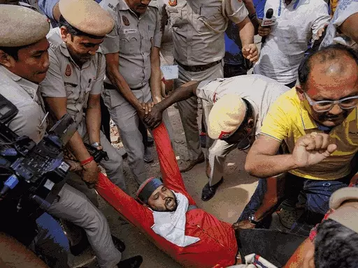 दिल्ली में AAP और भाजपा का प्रदर्शन,PM आवास घेरने निकले आम आदमी पार्टी कार्यकर्ता, भाजपा बोली- CM केजरीवाल इस्तीफा दें.. October 7, 2026