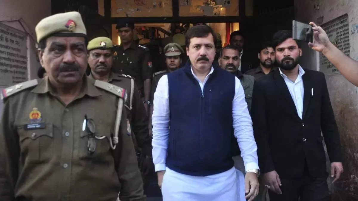पूर्व सांसद धनंजय सिंह को झटका, जमानत मंजूर लेकिन नहीं लड़ पाएंगे चुनाव, सजा पर रोक से HC का इनकार 40 पूर्व सांसद धनंजय सिंह को झटका, जमानत मंजूर लेकिन नहीं लड़ पाएंगे चुनाव, सजा पर रोक से HC का इनकार October 20, 2026