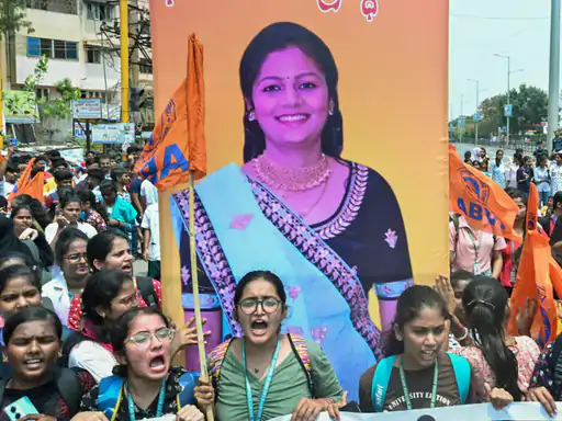 कर्नाटक में कांग्रेस पार्षद की बेटी की हत्या:लड़की के पिता और BJP ने लव जिहाद बताया, सिद्धारमैया बोले- हत्या निजी कारणों से की गई October 7, 2026