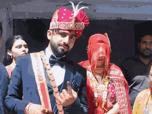 शादी के बाद घूंघट में वोट देने पहुंची दुल्हन:बीजेपी प्रत्याशी के भाई ने खाचरियावास पर धीमी वोटिंग करवाने के आरोप लगाए October 7, 2026