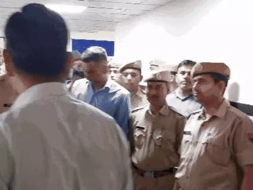 11 ट्रेनी एसआई, एक कॉन्स्टबेल को कोर्ट लेकर पहुंची SOG,नकल कर पास हुए चार एसआई ने एसओजी टीम पर मारपीट करने का आरोप लगाया.. October 7, 2026