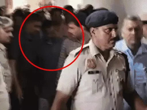 SC ने केजरीवाल से पूछा- समन नजरअंदाज क्यों किए,जमानत के लिए आवेदन क्यों नहीं किया; सिंघवी का जवाब- क्योंकि गिरफ्तारी अवैध है October 20, 2026