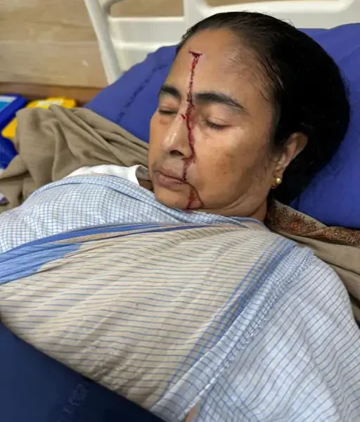हेलिकॉप्टर में चढ़ने के दौरान ममता लड़खड़ाकर गिरीं,दुर्गापुर में हादसा; पिछले महीने घर में गिरने से माथे पर चोट लगी थी.. October 7, 2026