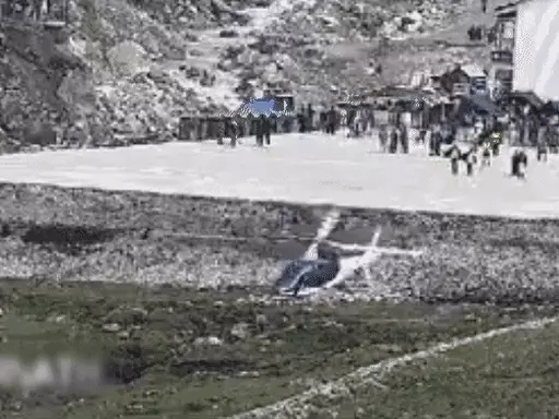 केदारनाथ में हेलिकॉप्टर की इमरजेंसी लैंडिंग,हेलिपैड पर उतरने से पहले 8 बार लहराया; 7 लोगों की जान बची October 20, 2026
