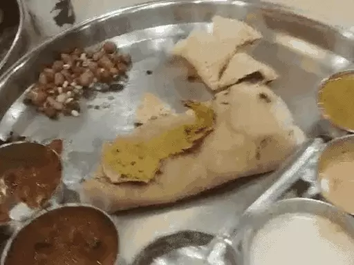 भोपाल के होटल की थाली में निकला कॉकरोच,मैनेजर को बताया तो भी मानने से किया इंकार .. October 20, 2026