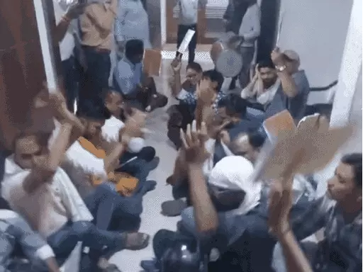 टॉवर पर चढ़े लोग, कमिश्नर चैंबर के बाहर बजाए ढोल-नगाड़े,भोपाल नगर निगम के दफ्तर में हंगामा; अधूरे आवास को लेकर फूटा लोगों का गुस्सा October 20, 2026