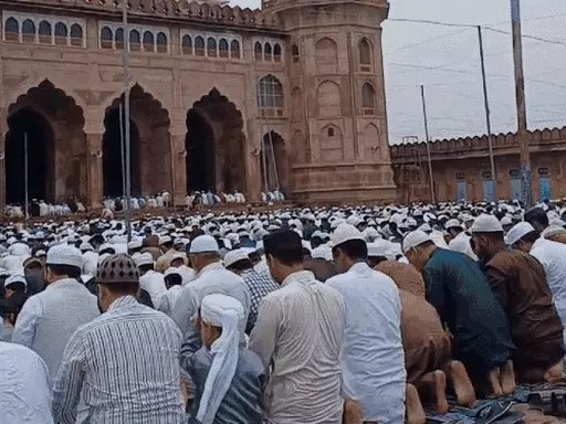 भोपाल में रिमझिम बारिश के बीच ईद की नमाज,देश-दुनिया में अमन के लिए मांगी दुआ, गले मिल बोले- ईद मुबारक October 20, 2026