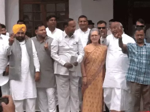 एग्जिट पोल से पहले खड़गे का दावा- 295 सीटें जीतेंगे,कांग्रेस अध्यक्ष के घर INDIA की बैठक; 23 नेता शामिल हुए, ममता नहीं पहुंचीं October 21, 2026