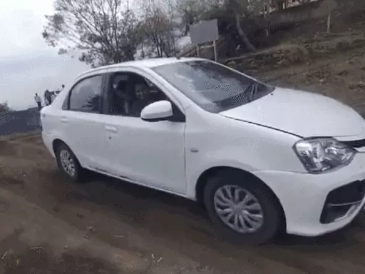 महाराष्ट्र में कार चला रही महिला खाई में गिरी, रील्स बनवा रही थी,रिवर्स करते वक्त पहाड़ से 300 फीट नीचे गिरकर मौत October 20, 2026