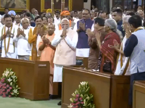 मोदी सेंट्रल हॉल पहुंचे, संविधान को नमन किया,NDA की बैठक में राजनाथ प्रस्ताव रख रहे October 21, 2026