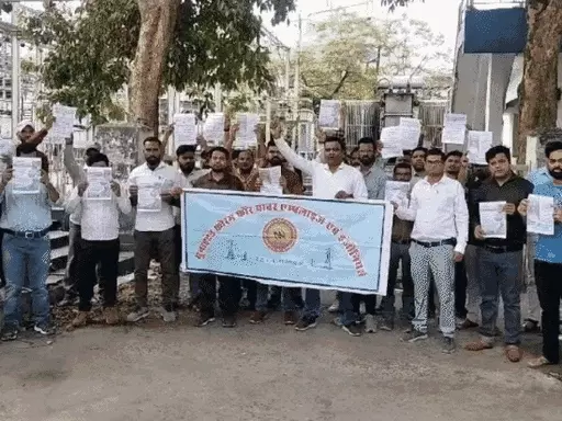जून में लागू हो संविदा नीति, वरना जुलाई में आंदोलन,MP के बिजलीकर्मियों ने चेतावनी दी; भोपाल में सांकेतिक प्रदर्शन किया October 20, 2026