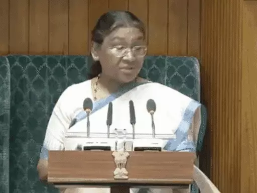 राष्ट्रपति का अभिभाषण,​​​​​​​सेनाओं में सुधार का दावा, अग्निवीर का नाम नहीं; नई शिक्षा नीति के जिक्र पर विपक्ष ने नीट-नीट के नारे लगाए October 19, 2026