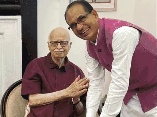 शिवराज ने आडवाणी के पैर छूकर लिया आशीर्वाद,पूर्व राष्ट्रपति कोविंद और राज्यपाल पटेल से भी मिले.. October 20, 2026