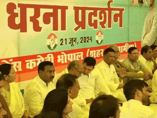 नीट एग्जाम-नर्सिंग घोटाले के विरोध में कांग्रेस का धरना,दिग्विजय सिंह बोले- प्रभावित 12 लाख हिंदू बच्चों की RSS-बजरंग दल क्यों नहीं उठाते आवाज October 19, 2026