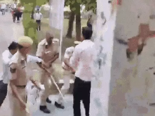 राजस्थान यूनिवर्सिटी में छात्रों पर लाठीचार्ज,रिवैल्यूएशन के नाम पर वसूली के खिलाफ प्रदर्शन कर रहे थे, पुलिस ने खदेड़ा 40 राजस्थान यूनिवर्सिटी में छात्रों पर लाठीचार्ज,रिवैल्यूएशन के नाम पर वसूली के खिलाफ प्रदर्शन कर रहे थे, पुलिस ने खदेड़ा October 18, 2026