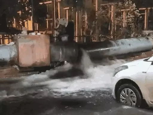 भोपाल के रेत घाट पर फूटी नर्मदा लाइन,तेज ब्लास्ट के साथ पानी का फव्वारा निकला; 2 कार के कांच फूटे October 19, 2026