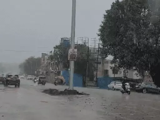 बड़ा तालाब में 24 घंटे में 1.30 फीट पानी बढ़ा,भोपाल में सुबह से तेज बारिश, सड़कें उखड़ी; कई जगहों पर जलभराव October 19, 2026