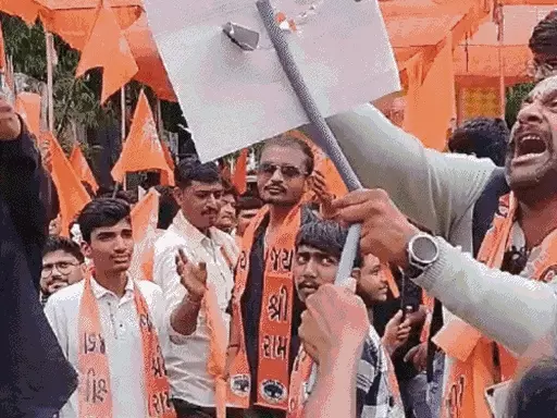 राहुल का अहमदाबाद दौरा, हिंदू संगठनों ने पुतले जलाए,राहुल के संसद में दिए गए बयान का विरोध कर रहे, पुलिस ने हिरासत में लिया October 19, 2026