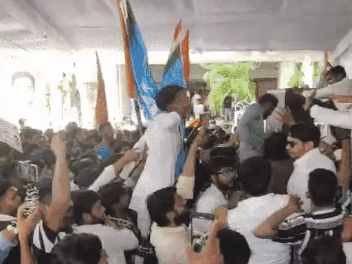 भोपाल में NSUI का प्रदर्शन, पुलिस की थ्री लेयर तैयारी,पीसीसी से दौड़ते हुए निकले कार्यकर्ता; पुलिस ने वाटर कैनन से खदेड़ा, अश्रुगैस के गोले छोड़े October 19, 2026