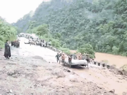 नेपाल में लैंडस्लाइड से 2 बसें नदी में गिरीं,50 से ज्यादा पैसेंजर लापता, ड्राइवर समेत 7 भारतीयों की मौत; 2 ने कूदकर जान बचाई October 19, 2026