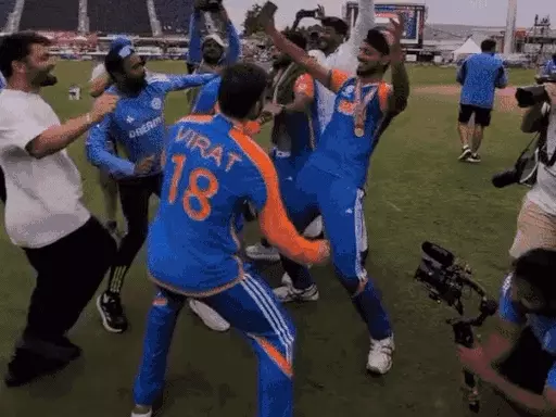 2022 में जिसे खालिस्तानी कह ट्रोल किया, उसने रचा इतिहास,टी-20 वर्ल्ड कप में टॉप विकेट टेकर अर्शदीप; कभी क्रिकेट छोड़ कनाडा जाने वाले थे October 19, 2026