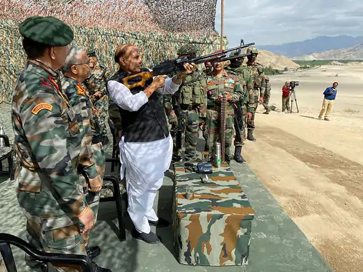 भारत ने 73 हजार अमेरिकी राइफल्स का ऑर्डर दिया,₹837 करोड़ में डील हुई; 2019 में 647 करोड़ में 72,400 राइफल्स मंगाई थीं October 19, 2026