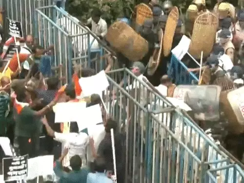 कोलकाता रेप-मर्डर केस, स्टूडेंट्स का प्रोटेस्ट मार्च,छात्रों ने बैरिकेडिंग तोड़ी, पथराव किया; पुलिस ने लाठीचार्ज की, वाटर कैनन छोड़े 40 कोलकाता रेप-मर्डर केस, स्टूडेंट्स का प्रोटेस्ट मार्च,छात्रों ने बैरिकेडिंग तोड़ी, पथराव किया; पुलिस ने लाठीचार्ज की, वाटर कैनन छोड़े October 3, 2026