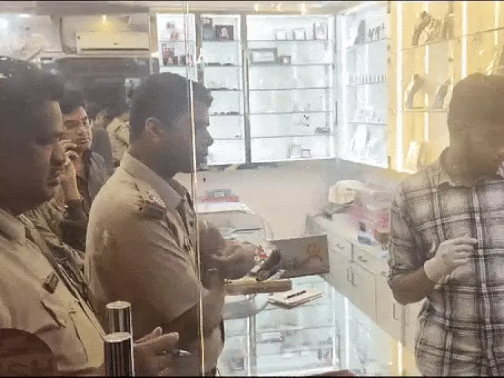 भोपाल में ज्वेलरी शॉप में लूट,दो बदमाश हेलमेट पहनकर घुसे, दुकानदार को कट्‌टा अड़ाया; गहने और नकदी ले भागे October 19, 2026