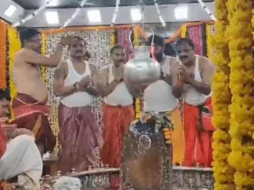 महाकाल के गर्भगृह में एंट्री बैन, बीजेपी प्रदेशाध्यक्ष अंदर पहुंचे,नियम तोड़कर परिवार के साथ की पूजा, कांग्रेस ने कहा-इन्हें रोकने वाला कोई नहीं October 19, 2026