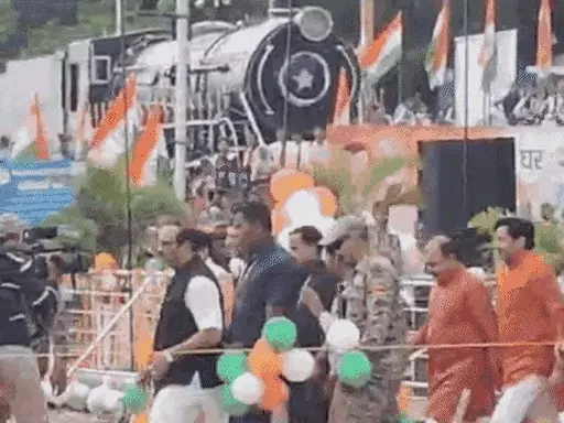मुख्यमंत्री ने कहा- बड़े तालाब में लगेगा सबसे ऊंचा तिरंगा,सीएम ने 'ये देश है वीर जवानों का' गाना भी गाया, बोट क्लब पर तिरंगा यात्रा देखने उमड़ी भीड़ October 19, 2026