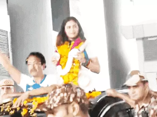 ओलिंपिक में 2 मेडल जीतने वाली मनु भाकर भारत लौटीं,दिल्ली एयरपोर्ट पर स्वागत हुआ; माता-पिता ने माथा चूमा, गले लगाया October 19, 2026