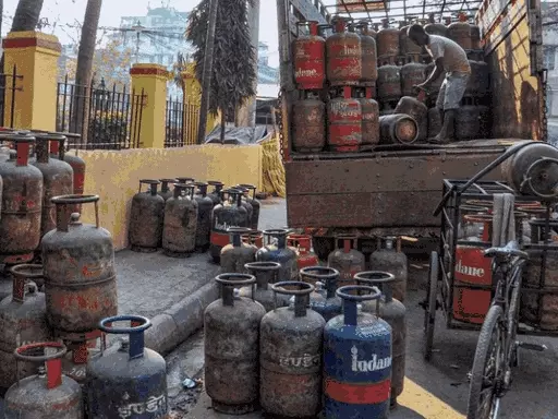 कॉमर्शियल सिलेंडर ₹8.50 तक महंगाफ्लाइट टिकट महंगी हो सकती हैं, रिटर्न फाइल करने लिए ₹5,000 तक लेट फीस.. October 19, 2026