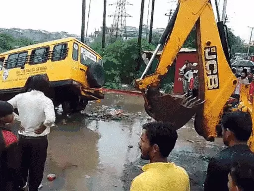 भोपाल में 2006 में हुई थी रिकॉर्ड 35.6 इंच बारिश,अगस्त में 14 दिन बारिश का ट्रेंड, पहले दिन से गिर रहा पानी; करोंद में फंसी स्कूली वैन October 19, 2026