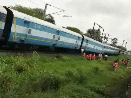 भोपाल के पास ट्रैक से उतरे ट्रेन के पहिए,मिसरोद-मंडीदीप रेलवे स्टेशन के बीच की घटना; ट्रैक पर चढ़ने में 8 से 10 घंटे लगेंगे October 19, 2026