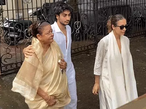 मलाइका के पिता का अंतिम संस्कार,बहन और मां के साथ श्मशान घाट पहुंचीं मलाइका; एक्स-हसबैंड अरबाज भी नजर आए, सैफ-करीना समेत कई सेलेब्स पहुंचे October 19, 2026