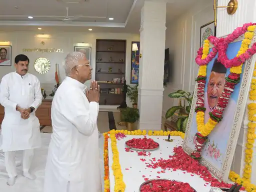 राज्यपाल मंगुभाई पहुंचे सीएम निवास,मुख्यमंत्री मोहन के दिवंगत पिता पूनमचंद को अर्पित की पुष्पांजलि, कमलनाथ भी पहुंचे October 19, 2026