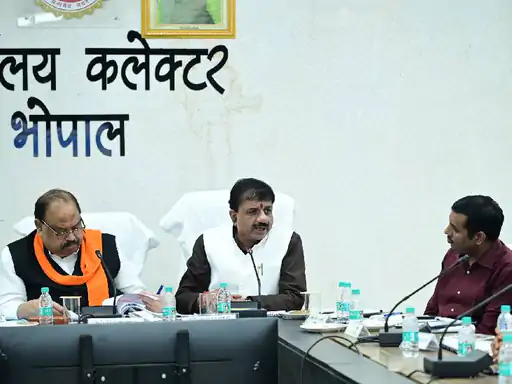 भोपाल सांसद बोले-बरसों से जमे RI-पटवारियों को अफसरों का संरक्षण,आलोक शर्मा ने कलेक्टर को सौंपी लिस्ट; कहा- इनके कारण ऑफिस बदनाम October 18, 2026