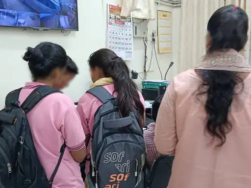 70 कॉलेज छात्राओं को अश्लील वीडियो भेजे,खुद को पुलिस बताया, कहा- मम्मी-पापा को बताऊंगा; अकाउंट में ट्रांसफर करवाए रुपए October 19, 2026