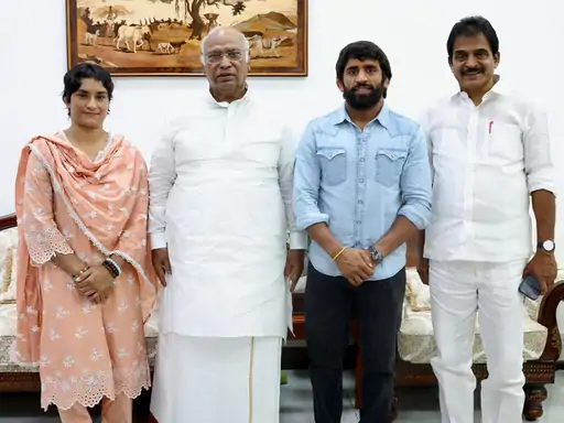 विनेश फोगाट और बजरंग पूनिया कांग्रेस मुख्यालय पहुंचे,थोड़ी देर में कांग्रेस जॉइन करेंगे, विनेश ने रेलवे की नौकरी से इस्तीफा दिया October 19, 2026